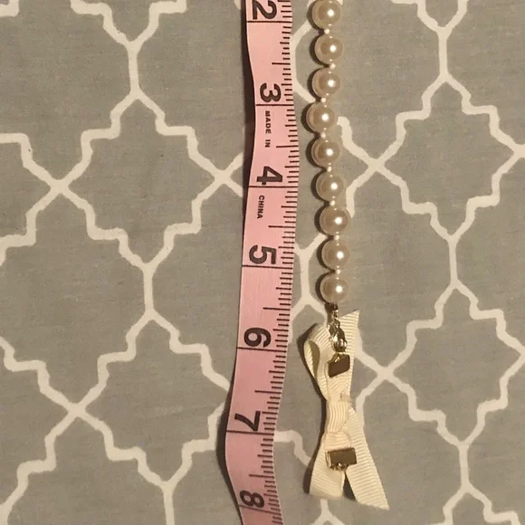 EUC Preppy Pearl Ivory Bow Tie Bracelet 🎀 - Picture 3 of 3